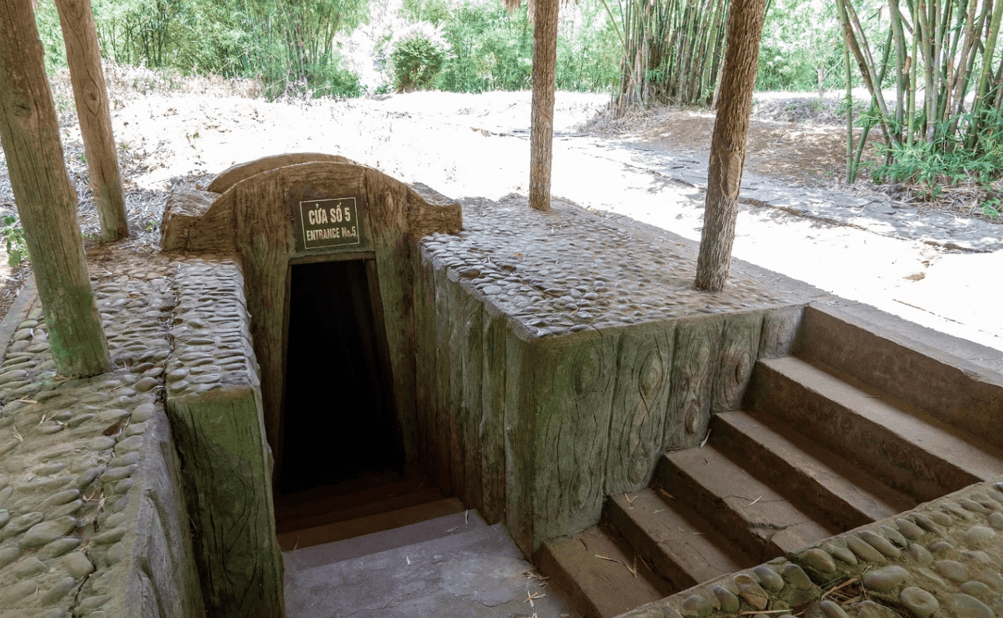 Cu Chi tunnels is far from Ho Chi Minh about 70 kilometers (Source: Internet)