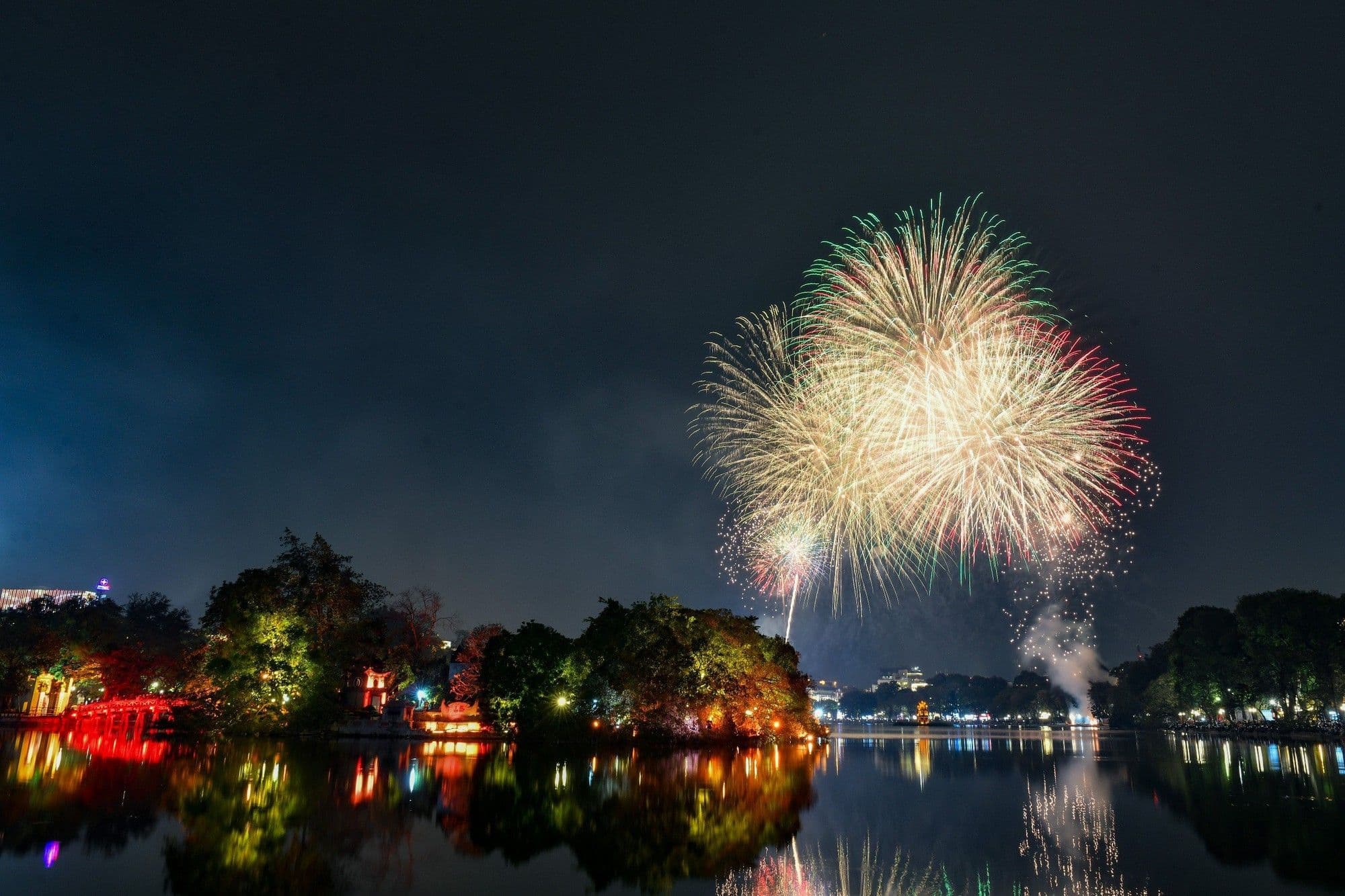 Fireworks in Hanoi (Source: Bao dien tu Chinh phu)