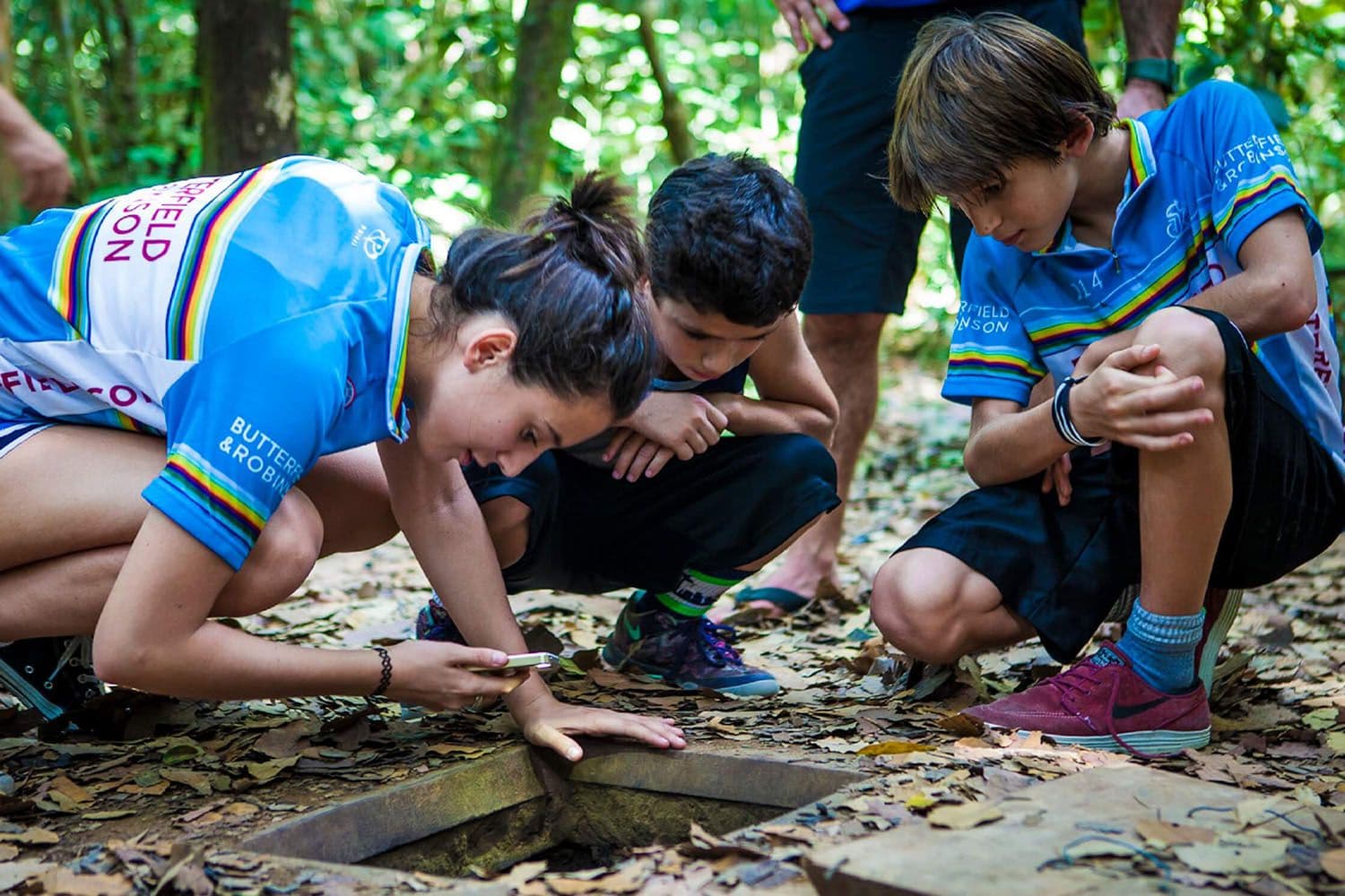 Tourists enjoy the traps in Cu Chi (Source: Internet)