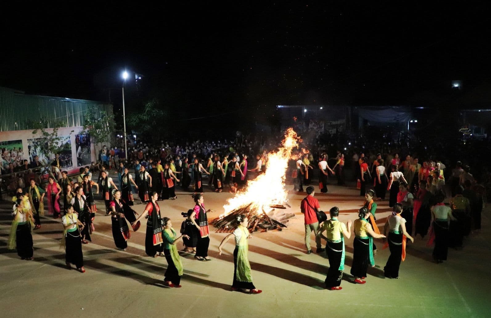The spread of the wrist circle is one of the typical Xoe dances of the Thai people