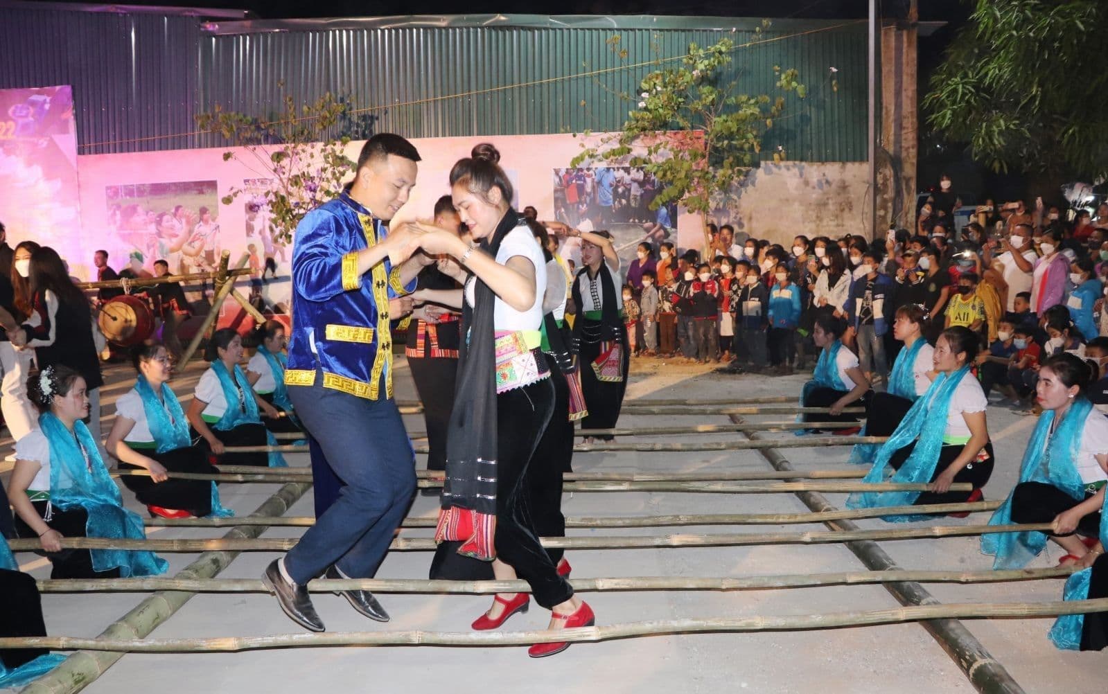 Have fun with the stall dance at the Thai Lai Chau Ring Festival
