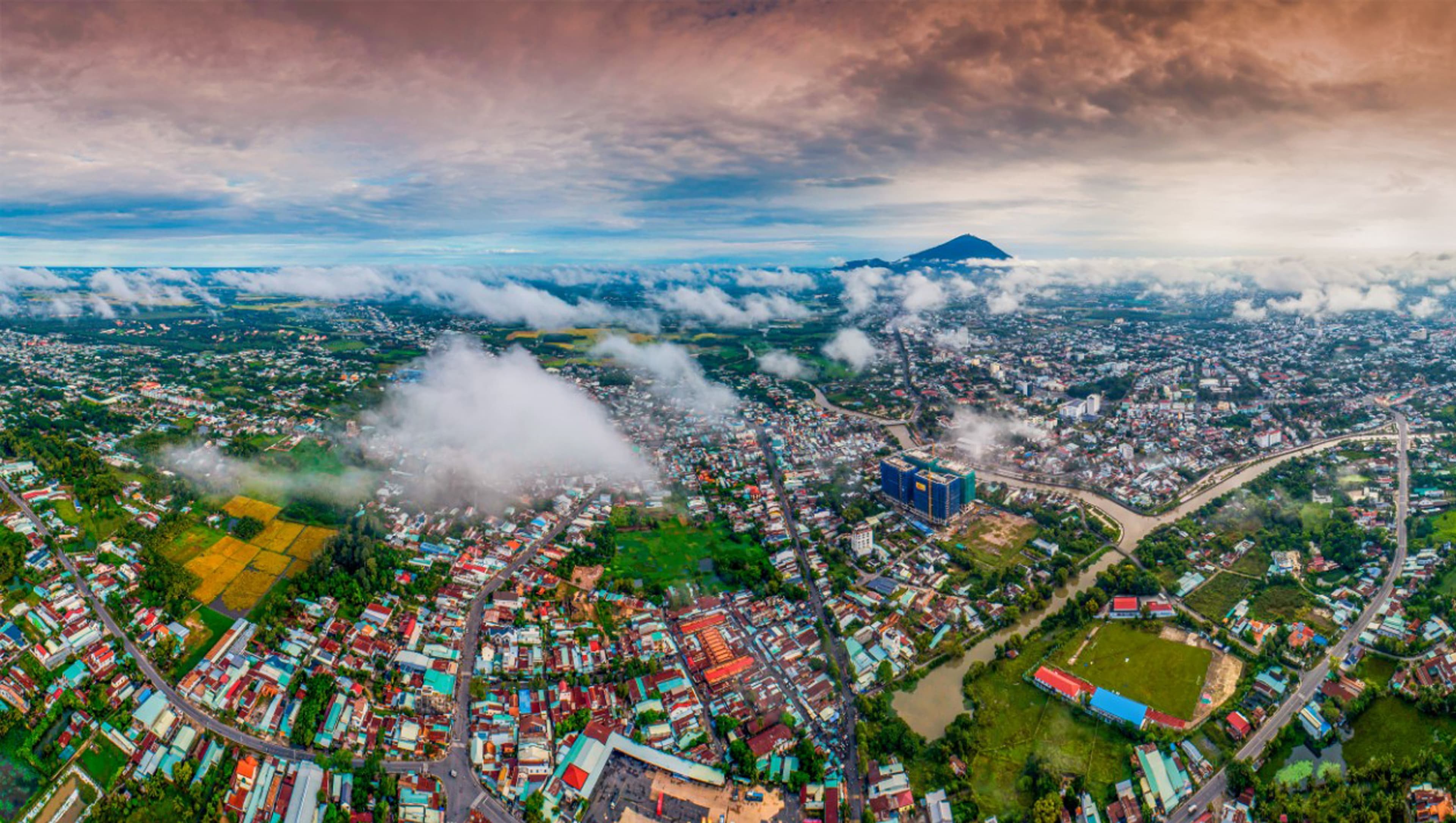 Tay Ninh is surrounded by rice fields, a typical city in the southern region (Source: Internet)