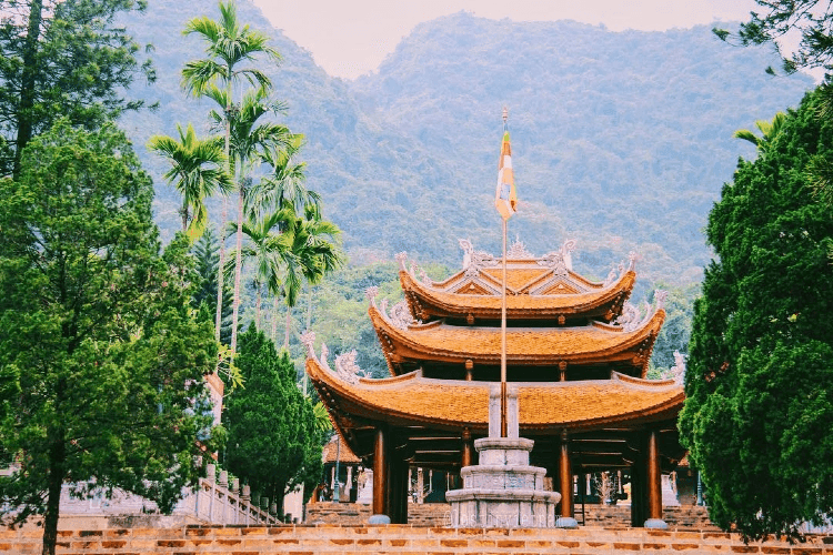 Visiting Hương Pagoda is an unforgettable memory for tourists (Source: Internet)