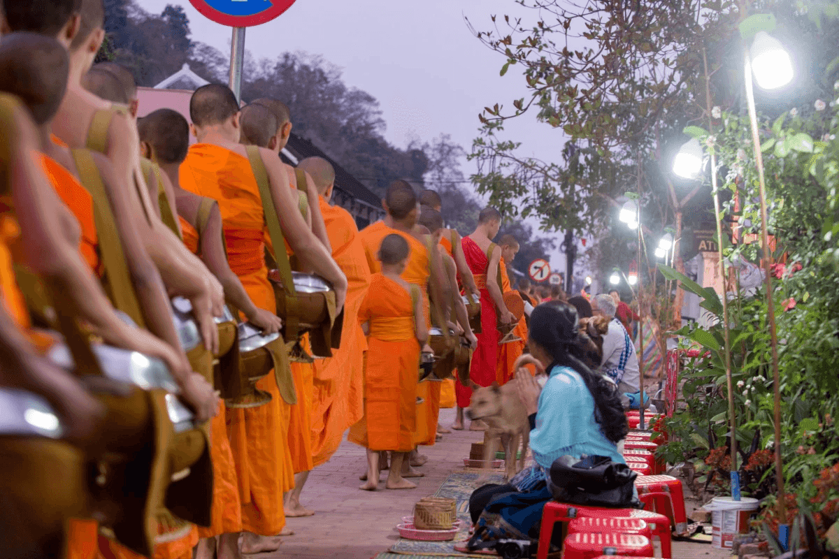 Alms Giving in Wat Xieng Thong temple (Source: Internet)