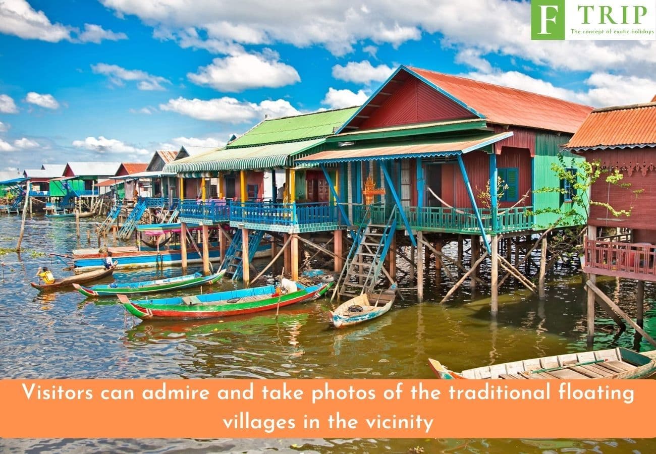 Visitors can admire and take photos of the traditional floating villages in the vicinity (Source: Internet)