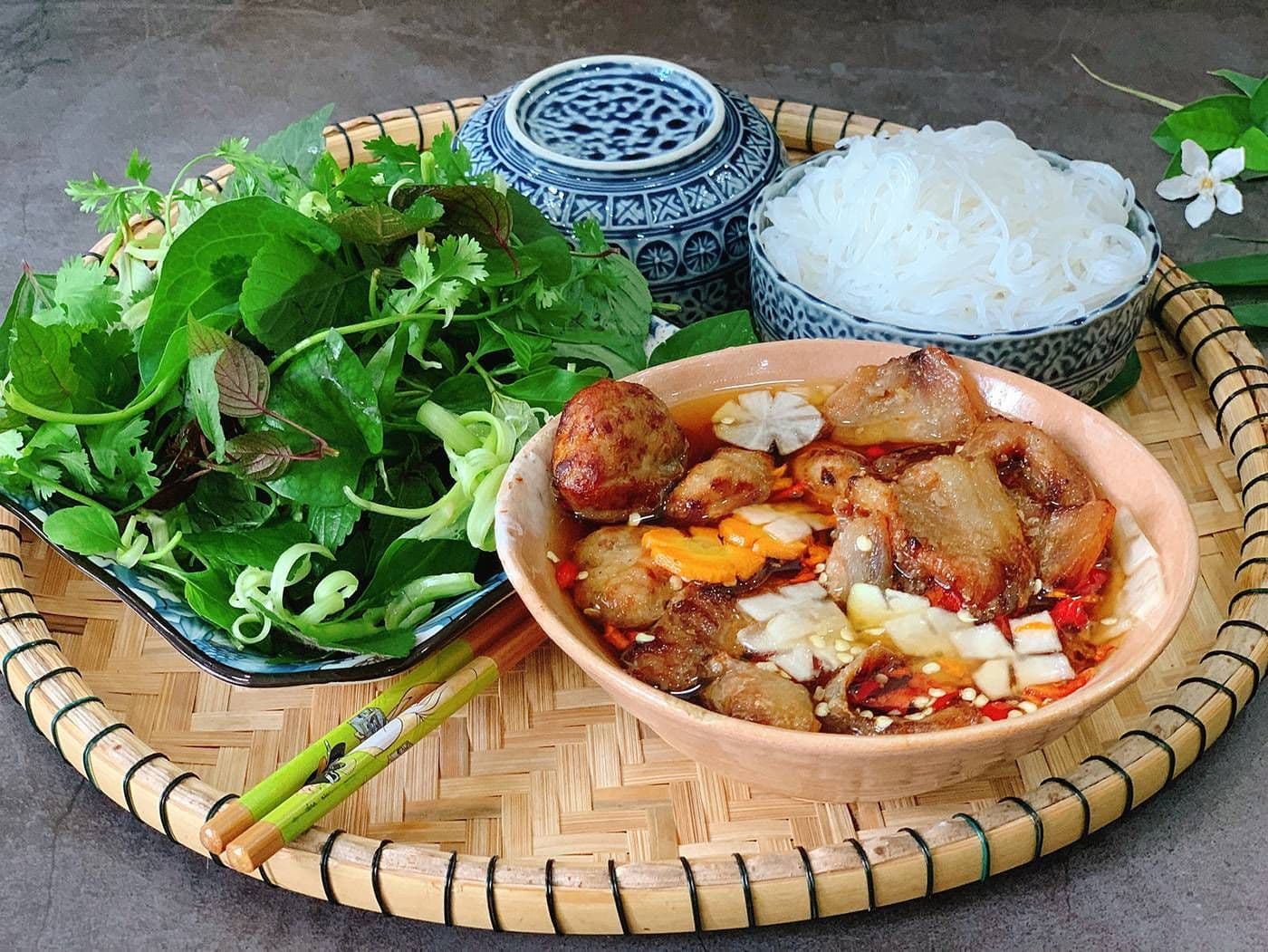 Hanoi Old Quarter opens a night market weekly from Friday to Sunday (Source: Internet)