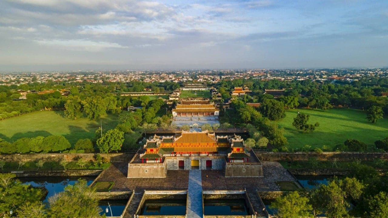 Hue is a must-visit place in a 10 day Vietnam tour itinerary (Source: Internet)