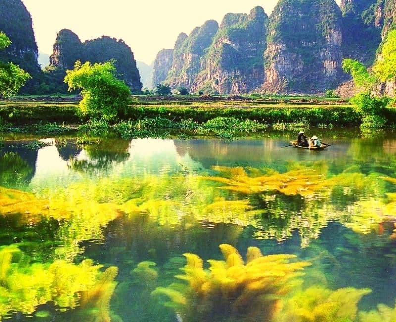 You can visit areas of rivers, caves, historical relics in this complex (Source: Internet)