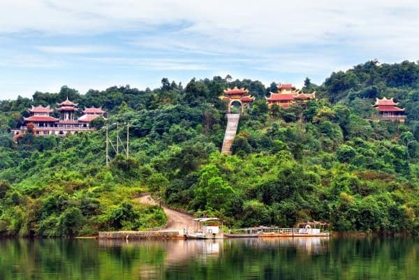 Drop by the outskirts of Hue on the 11th day of Vietnam itinerary (Source: Internet)