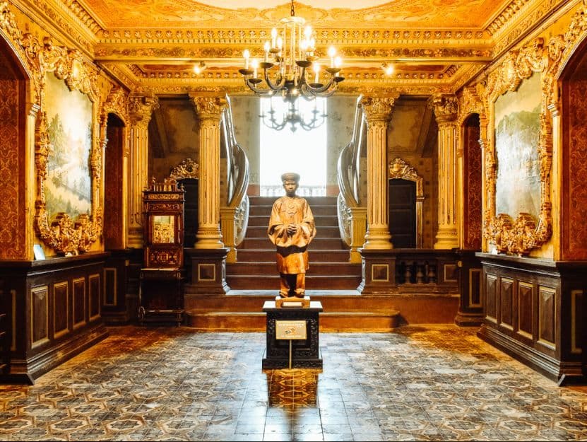 An Dinh Palace is located on the bank of An Cuu River, built by King Khai Dinh in 1917 (Source: Internet)