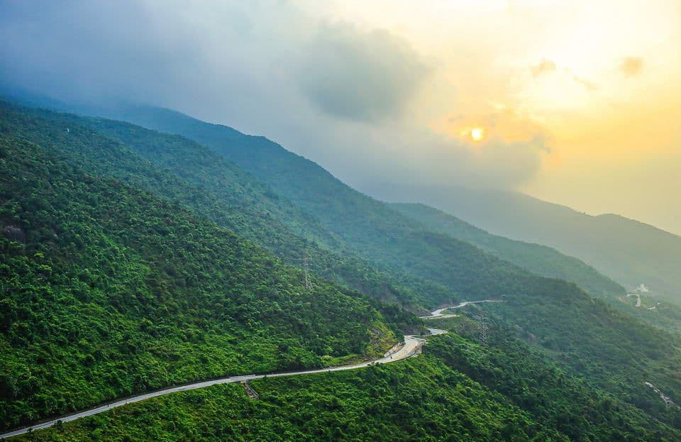Hai Van Pass is a famous road from Hue to Da Nang (Source: Internet)