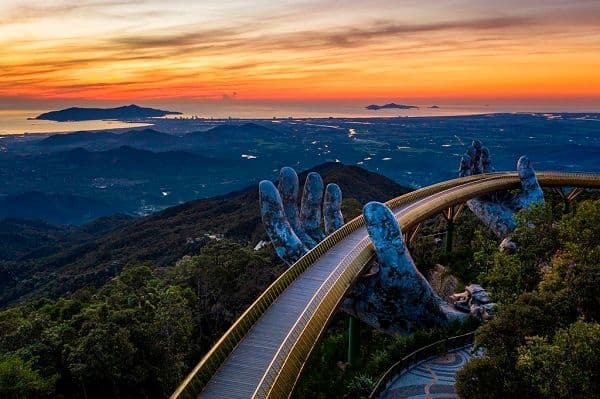 Don't miss the opportunity to visit the Golden Bridge in your Vietnam itinerary (Source: Internet)