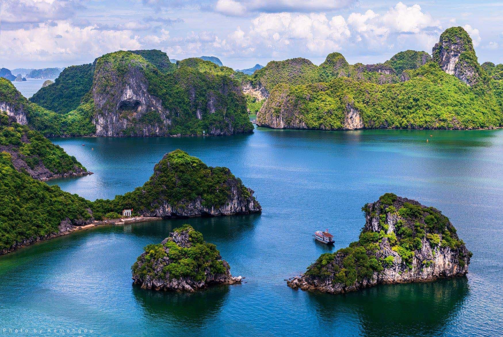 Photograph the majestic mountains in Halong Bay (Source: Internet)
