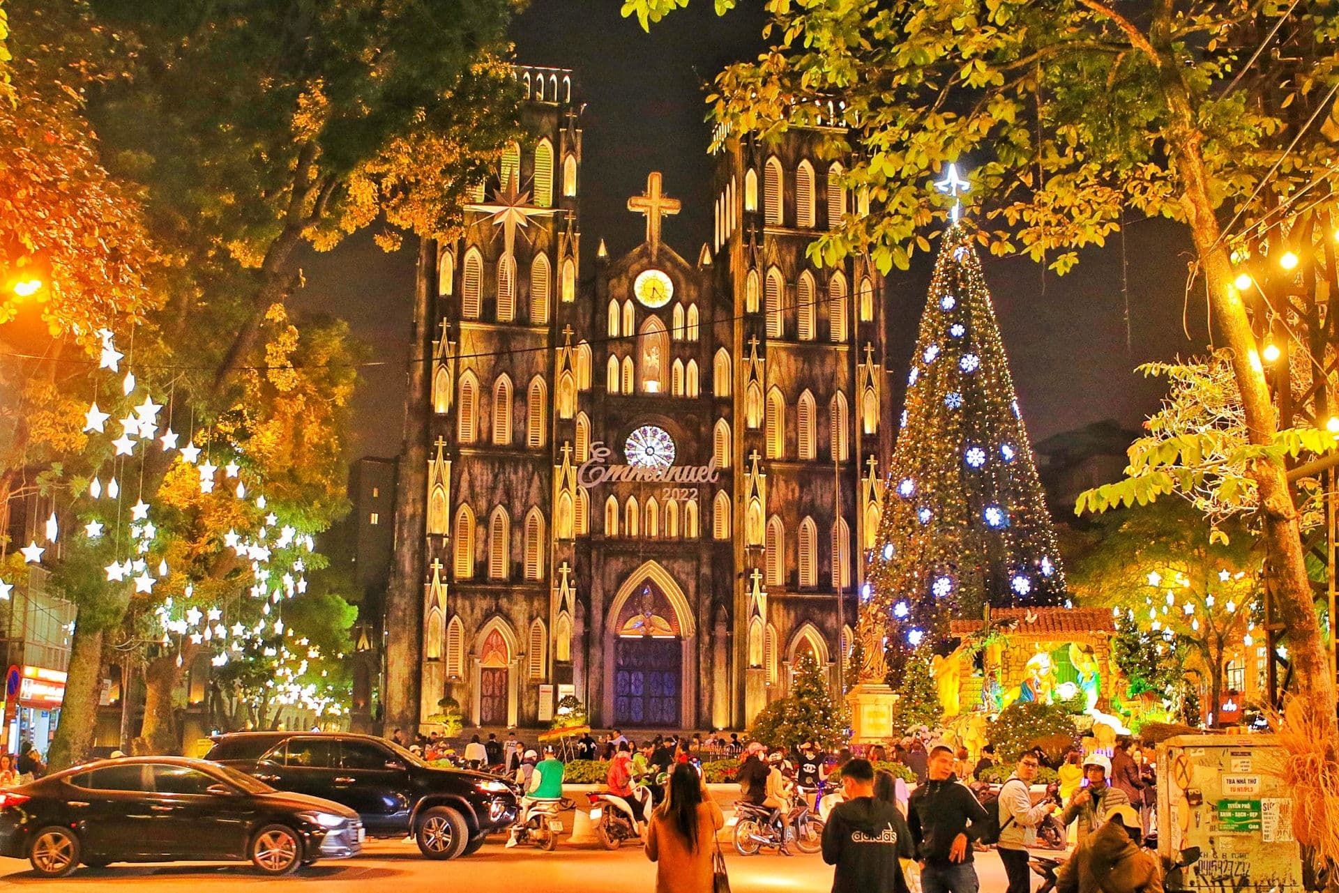The St. Joseph’s Cathedral during Christmas (Source: CafeF)