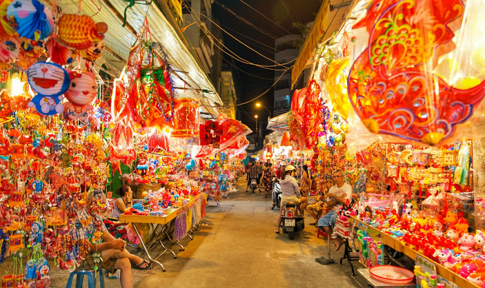 Luong Nhu Ngoc Lantern Street has long become a familiar address for Saigon people at every Mid-Autumn Festival