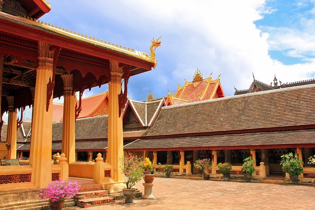 Wat Si Saket is an ancient temple in Laos, so you can come here to explore the ancient vestiges, worship and admire the oldest memorabilia.
