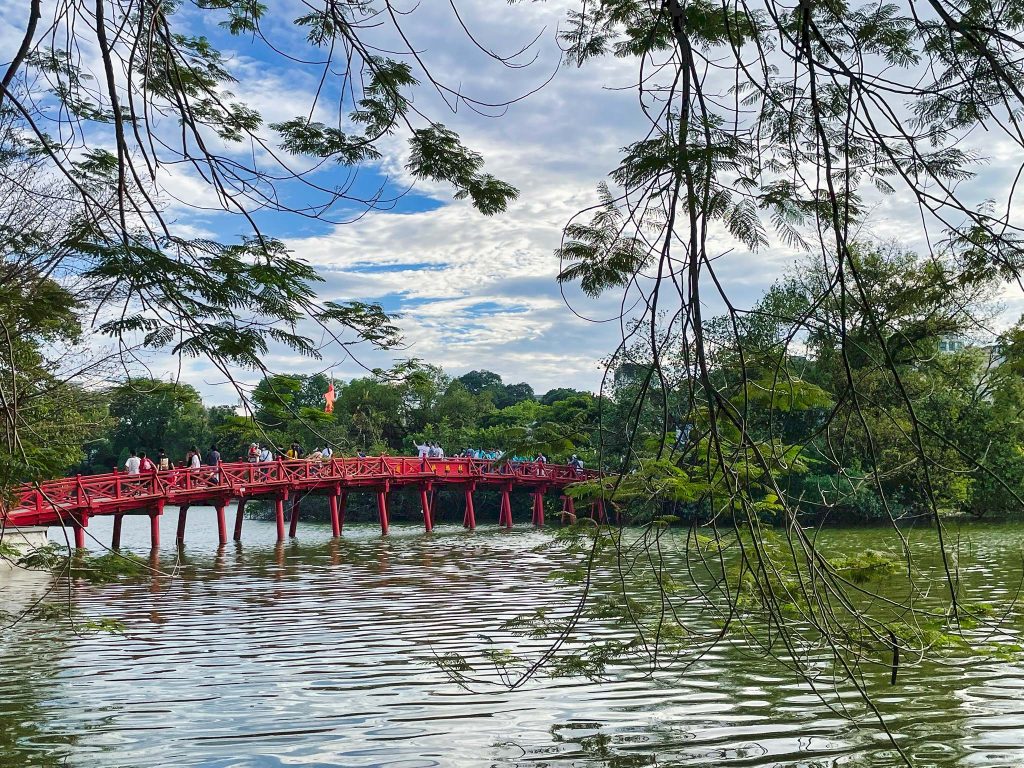 Best time to visit Hanoi - hanoi temple lake