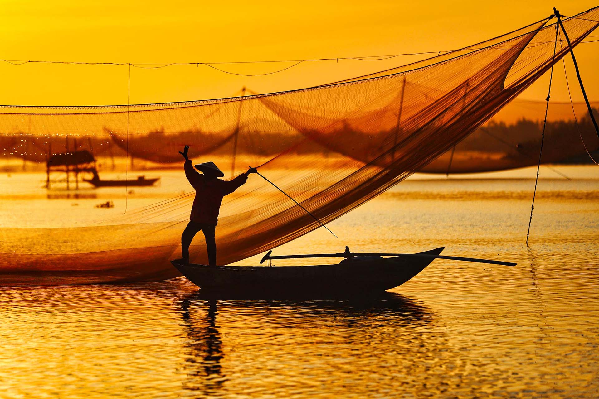 HoiAn_CuaDai_fisherman_fishingnet_sunrise_peoplephotography_ftripvietnam
