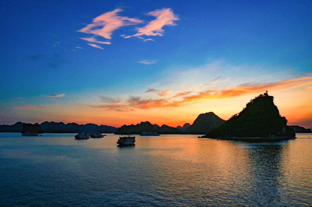 Beautiful places to travel in North Vietnam - Ha Long Bay