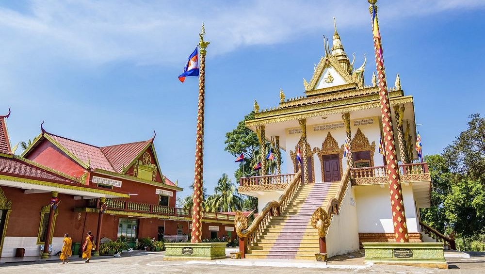 Visit Wat Leu Temple